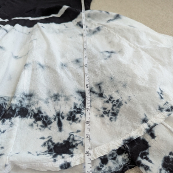 Elegant Black and White Midi Dress - Picture 4 of 7